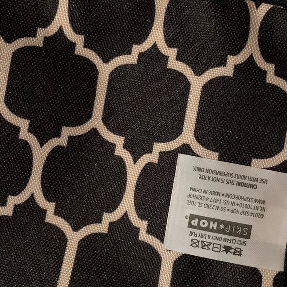 SKIP HOP baby diaoer changing station portable pad black geometric modern - Picture 8 of 10